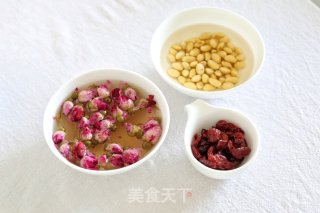 玫瑰蔓越莓豆乳蛋糕卷的做法步骤：1