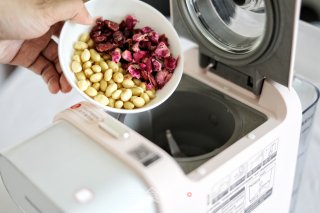 玫瑰蔓越莓豆乳蛋糕卷的做法步骤：2