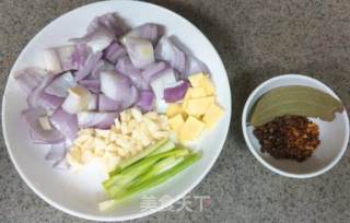 猪脚焖鸡爪~(丰胸养颜最佳，#立佳人魅力女性#）的做法步骤：2