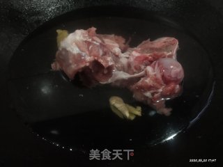 筒骨莲子黄芪枸杞汤的做法步骤：1