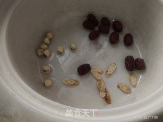 筒骨莲子黄芪枸杞汤的做法步骤：2