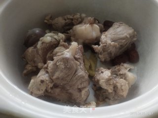 筒骨莲子黄芪枸杞汤的做法步骤：3