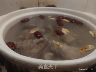 筒骨莲子黄芪枸杞汤的做法步骤：4