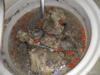 筒骨莲子黄芪枸杞汤的做法步骤：5