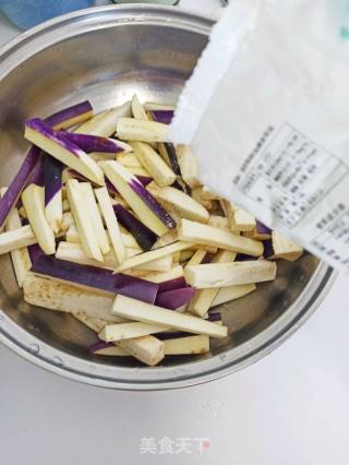 不变色~巨好吃鱼香茄子的做法步骤：2