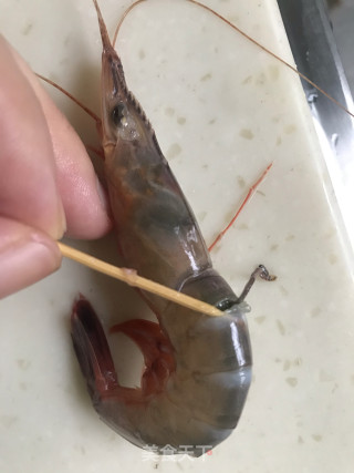 白灼活皮虾的做法步骤：1