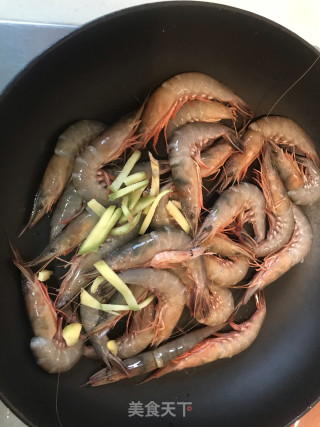 白灼活皮虾的做法步骤：2