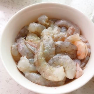 青豆炒虾仁的做法步骤：1