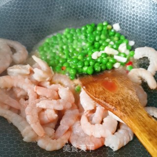 青豆炒虾仁的做法步骤：5