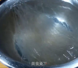 五花肉炖粉条的做法步骤：1