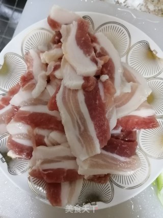 五花肉烧油豆角的做法步骤：1