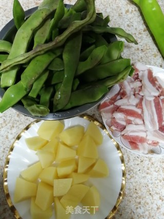 五花肉烧油豆角的做法步骤：2
