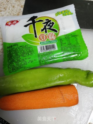 五花肉炒尖椒千页豆腐的做法步骤：1