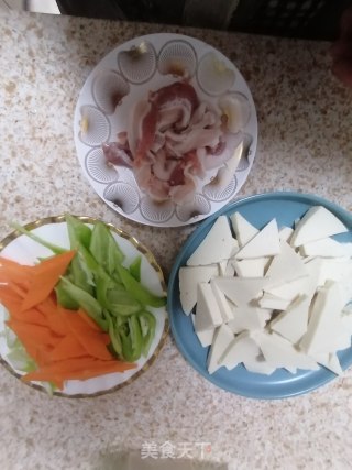 五花肉炒尖椒千页豆腐的做法步骤：2