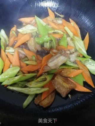 五花肉炒尖椒千页豆腐的做法步骤：4
