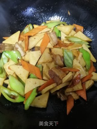 五花肉炒尖椒千页豆腐的做法步骤：5