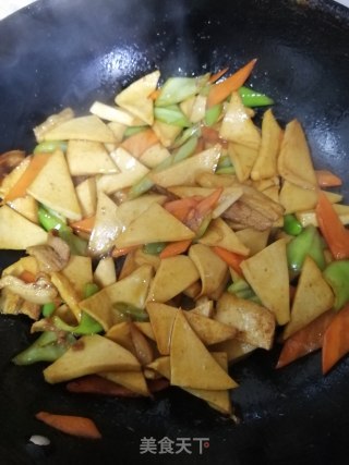 五花肉炒尖椒千页豆腐的做法步骤：6