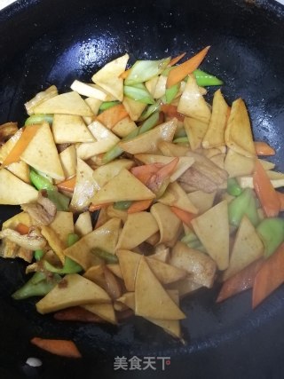 五花肉炒尖椒千页豆腐的做法步骤：7