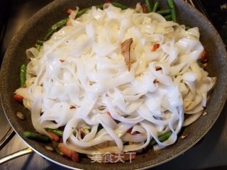 叉烧豆角炒河粉的做法步骤：8