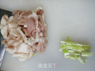 五花肉炒线茄的做法步骤：2