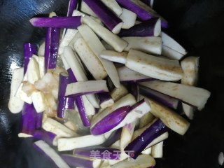 五花肉炒线茄的做法步骤：5