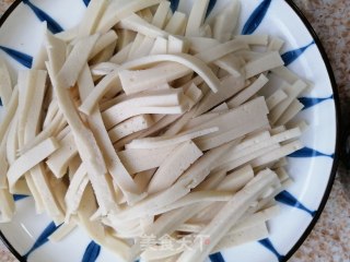 木耳千叶豆腐炒肉丝的做法步骤：1