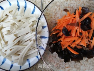 木耳千叶豆腐炒肉丝的做法步骤：2