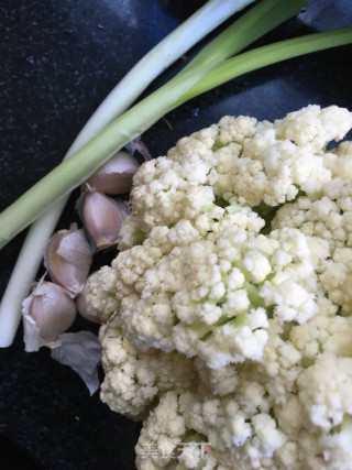 五花肉炒菜花的做法步骤：2