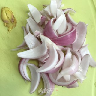 五花肉炒洋葱土豆片的做法步骤：2