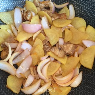 五花肉炒洋葱土豆片的做法步骤：9