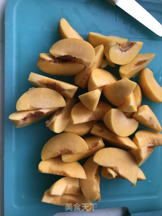 黄桃糖水的做法步骤：2