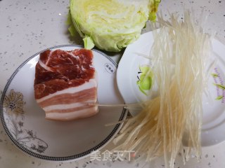 五花肉炖粉条的做法步骤：1