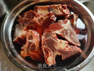 炖牛脊骨的做法步骤：1