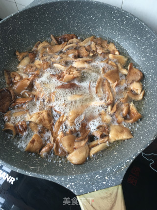 元蘑粉丝炖鸽子的做法步骤：6