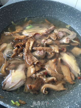 元蘑粉丝炖鸽子的做法步骤：18
