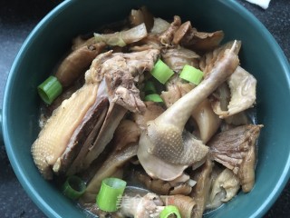 元蘑粉丝炖鸽子的做法步骤：20