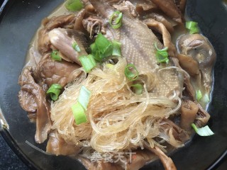 元蘑粉丝炖鸽子的做法步骤：24
