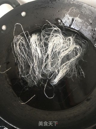 丝瓜粉丝蛋汤的做法步骤：2