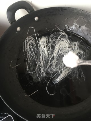 丝瓜粉丝蛋汤的做法步骤：3