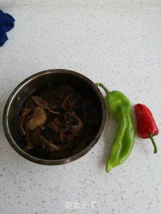 双椒爆炒牛肝菌的做法步骤：2