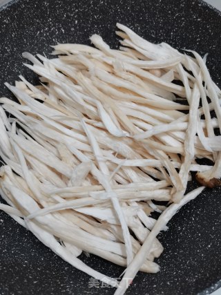 辣椒炒杏鲍菇的做法步骤：1