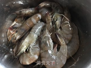 减脂餐—微波炉蒸虾????的做法步骤：1