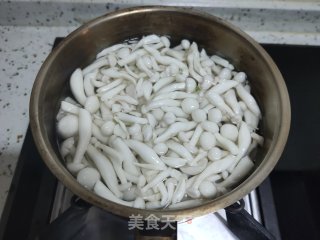 木耳油菜炒白玉菇的做法步骤：3