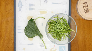 清炒红薯叶丨它是“蔬菜皇后”！最该吃的蔬菜就是它！的做法步骤：2