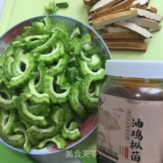 香干炒苦瓜的做法步骤：1