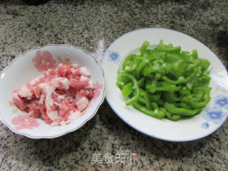 五花肉青椒麦饼卷的做法步骤：2