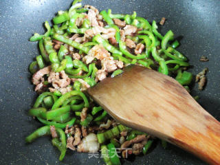五花肉青椒麦饼卷的做法步骤：8