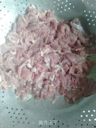 金针菇肉片儿汤的做法步骤：1