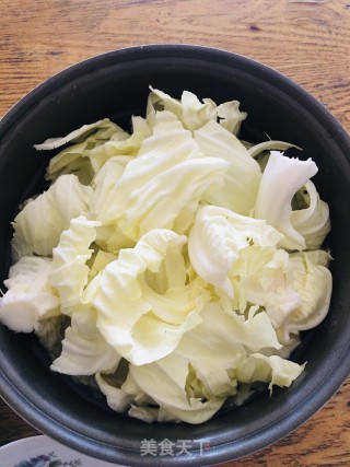 番茄拌卷心菜的做法步骤：1