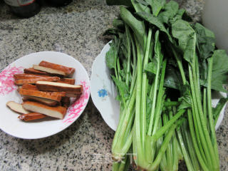 香菇炒菠菜的做法步骤：1